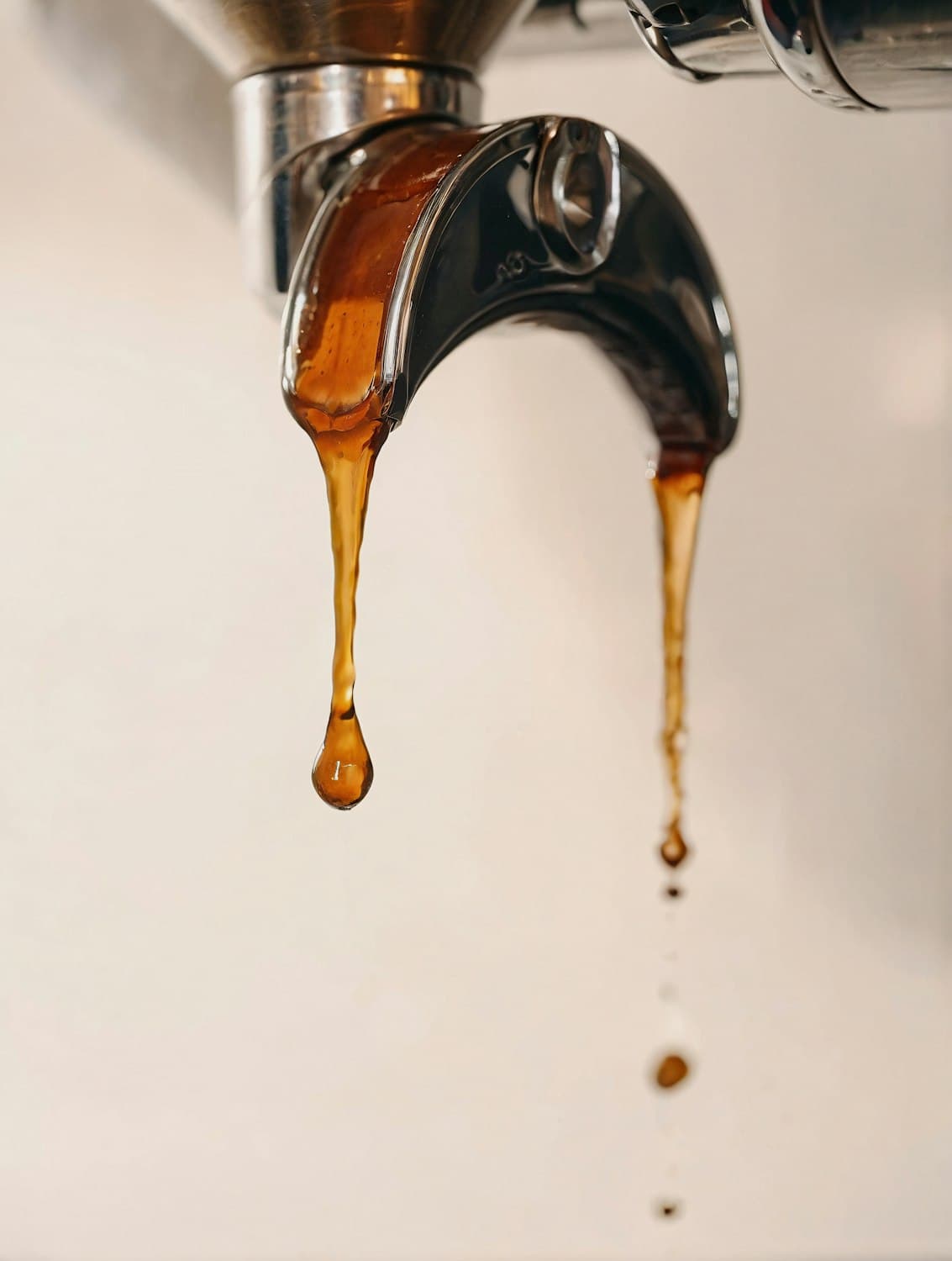 Espresso escorrendo do bico do porta-filtro